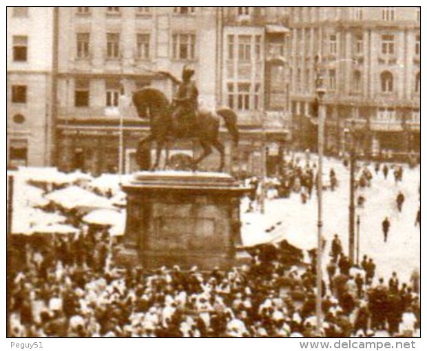 Croatie. Zagreb. Place Du Ban Jelacic, Un Jour De Marché. Statue équestre De Josip Jelacic. Café J. Meinl. 1928 - Croatie