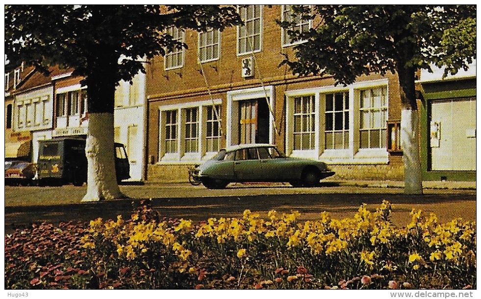 WORMHOUT - L' HOTEL DE VILLE AVEC CITROEN DS - CPSM GF NON VOYAGEE - Wormhout