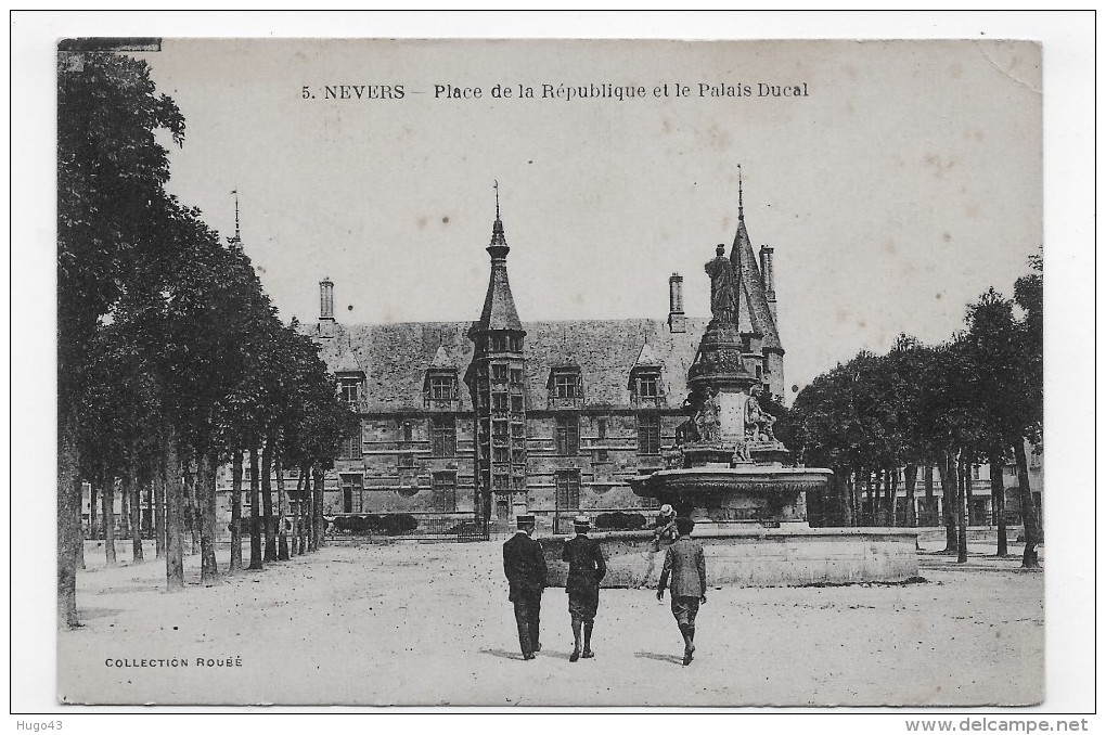 NEVERS - N° 5 - PLACE DE LA REPUBLIQUE ET LE PALAIS DUCAL AVEC PERSONNAGES - CPA NON VOYAGEE - Nevers