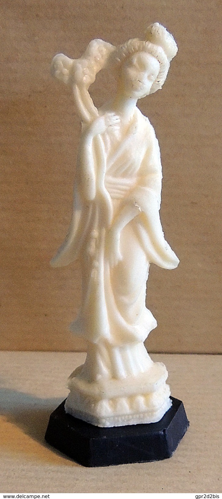 Figurine Publicitaire : Fromage PUR CREM Série Des Statuettes Chinoises : La Chinoise à L'oiseau - Autres & Non Classés