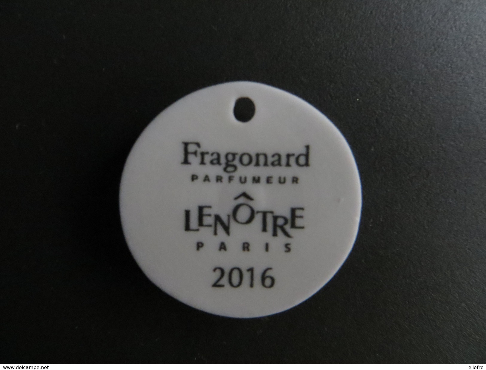 Fève Lenôtre 2016 - Fleurs Parfumeur Fragonard - Muguet ? Neuve - Autres & Non Classés