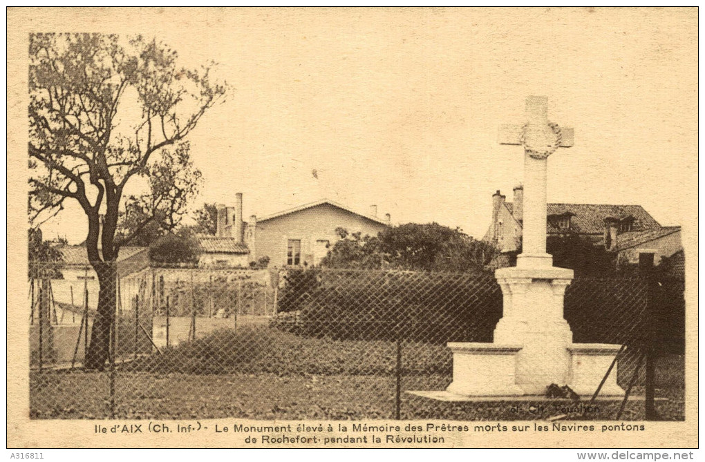 Ile D Aix Le Monument Eleve A La Memoire Des Pretres - Altri & Non Classificati