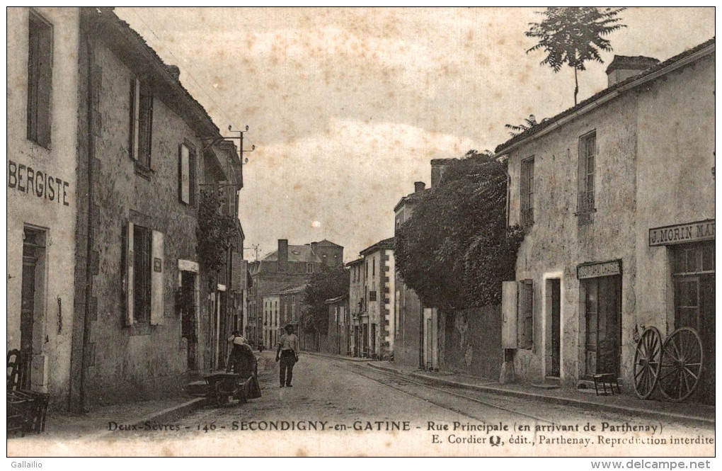 SECONDIGNY EN GATINE RUE PRINCIPALE EN ARRIVANT DE PARTHENAY - Secondigny