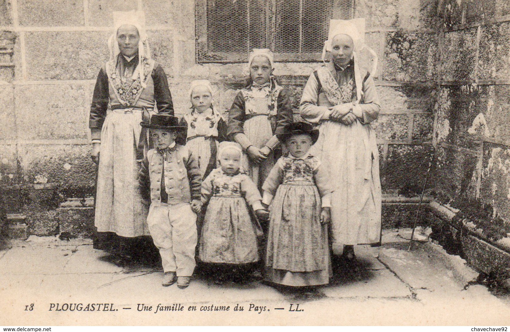 CPA     -    PLOUGASTEL   -   UNE FAMILLE EN COSTUME DU PAYS - Plougastel-Daoulas