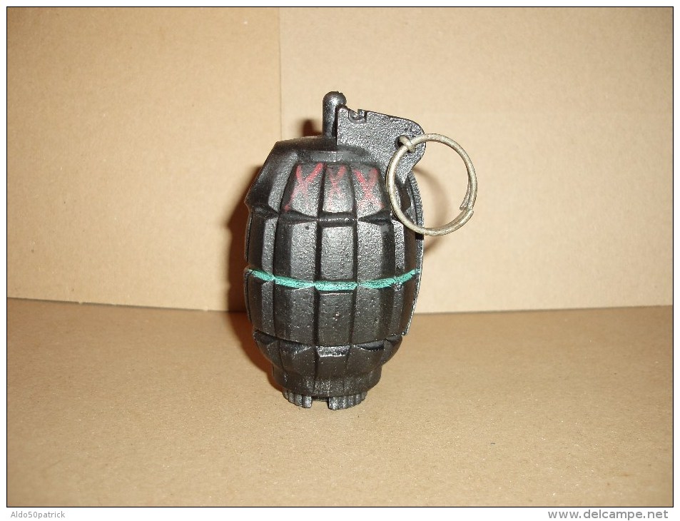 Grenade Anglaise Mills N°36 Reproduction En Résine - Sammlerwaffen