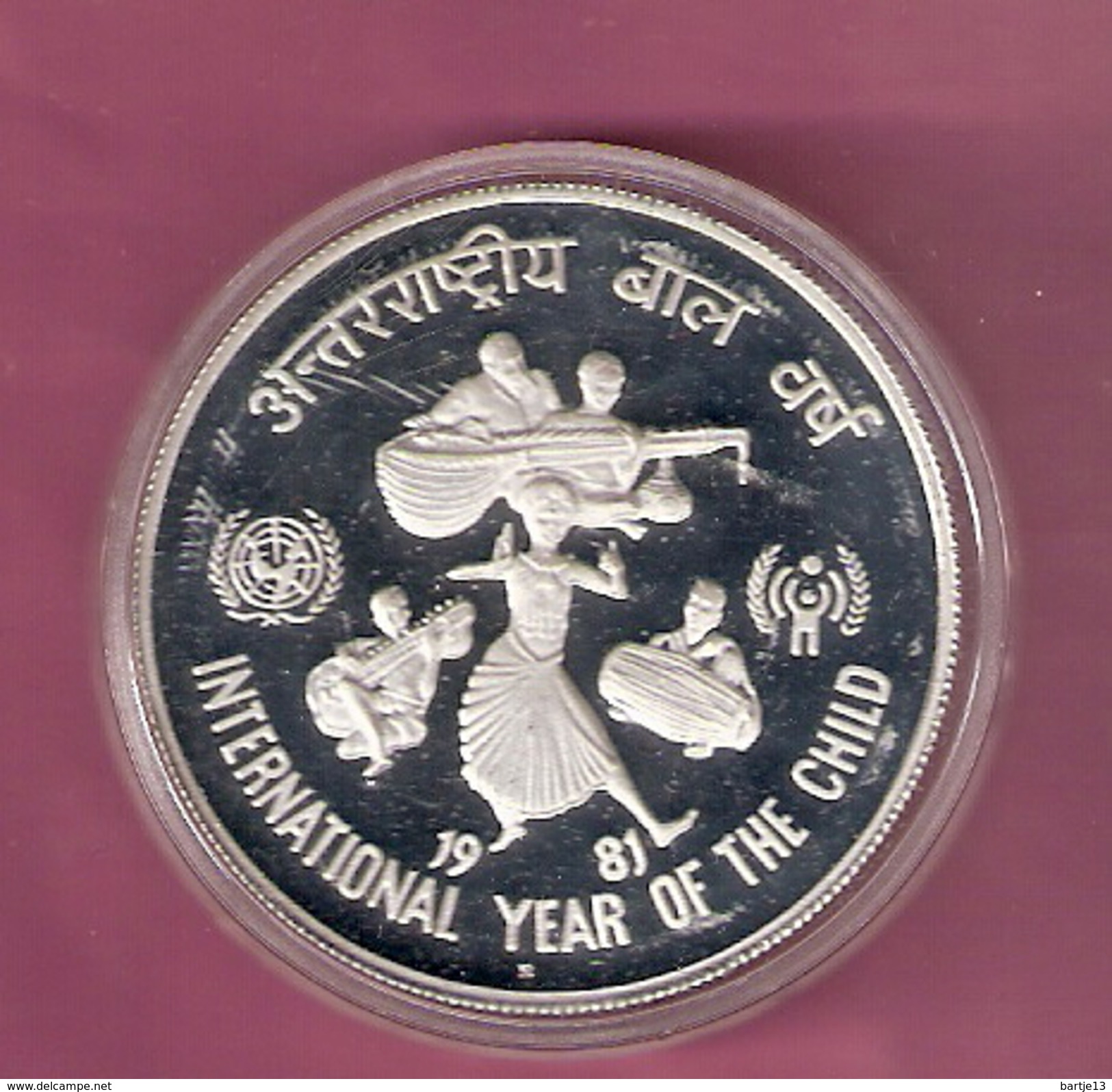 INDIA 100 RUPEES AG PROOF 1981 INTERNATIONAL YEAR OF THE CHILD EXTREMELY SCARCE (SCRATCHES ONLY ON CAPSEL) - Inde