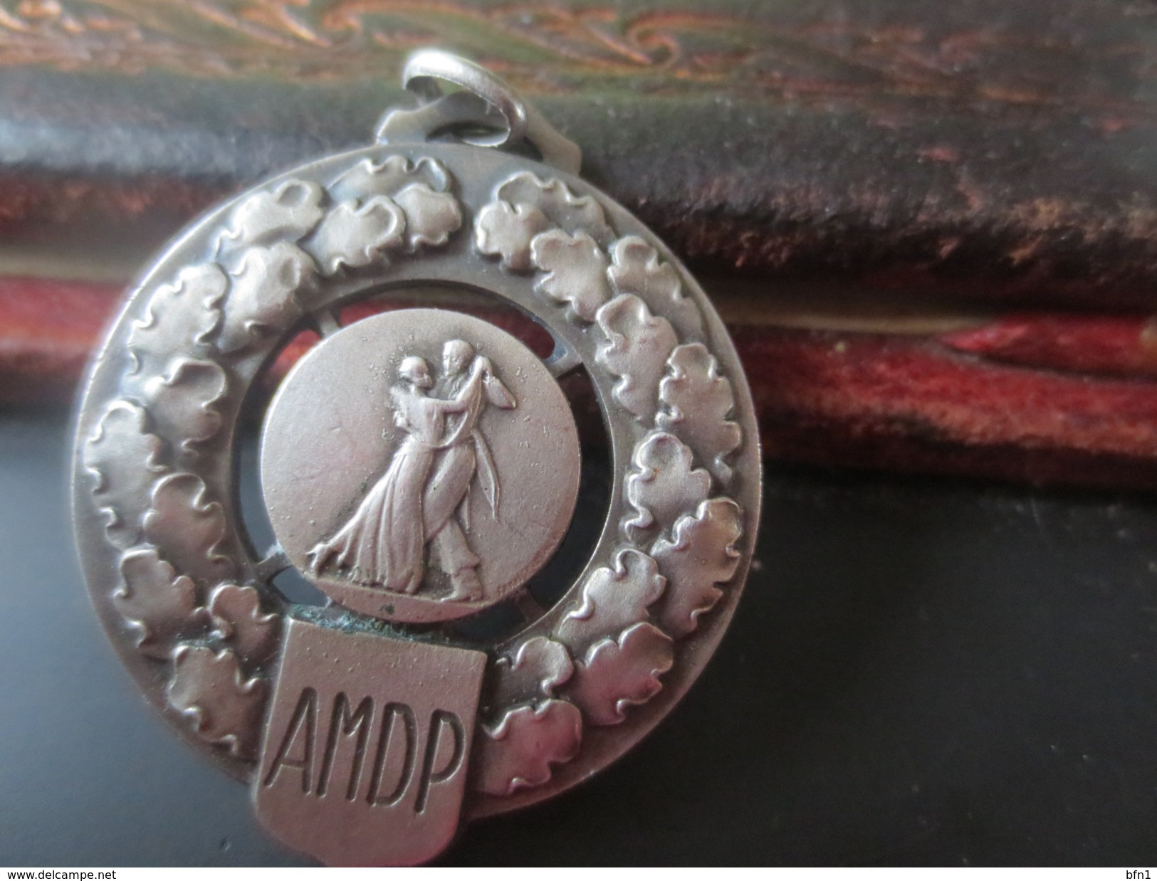 PENDENTIF DANSE -AMDP - 1949- ANNE MARIE PETIT  - VOIR PHOTOS - Pendentifs