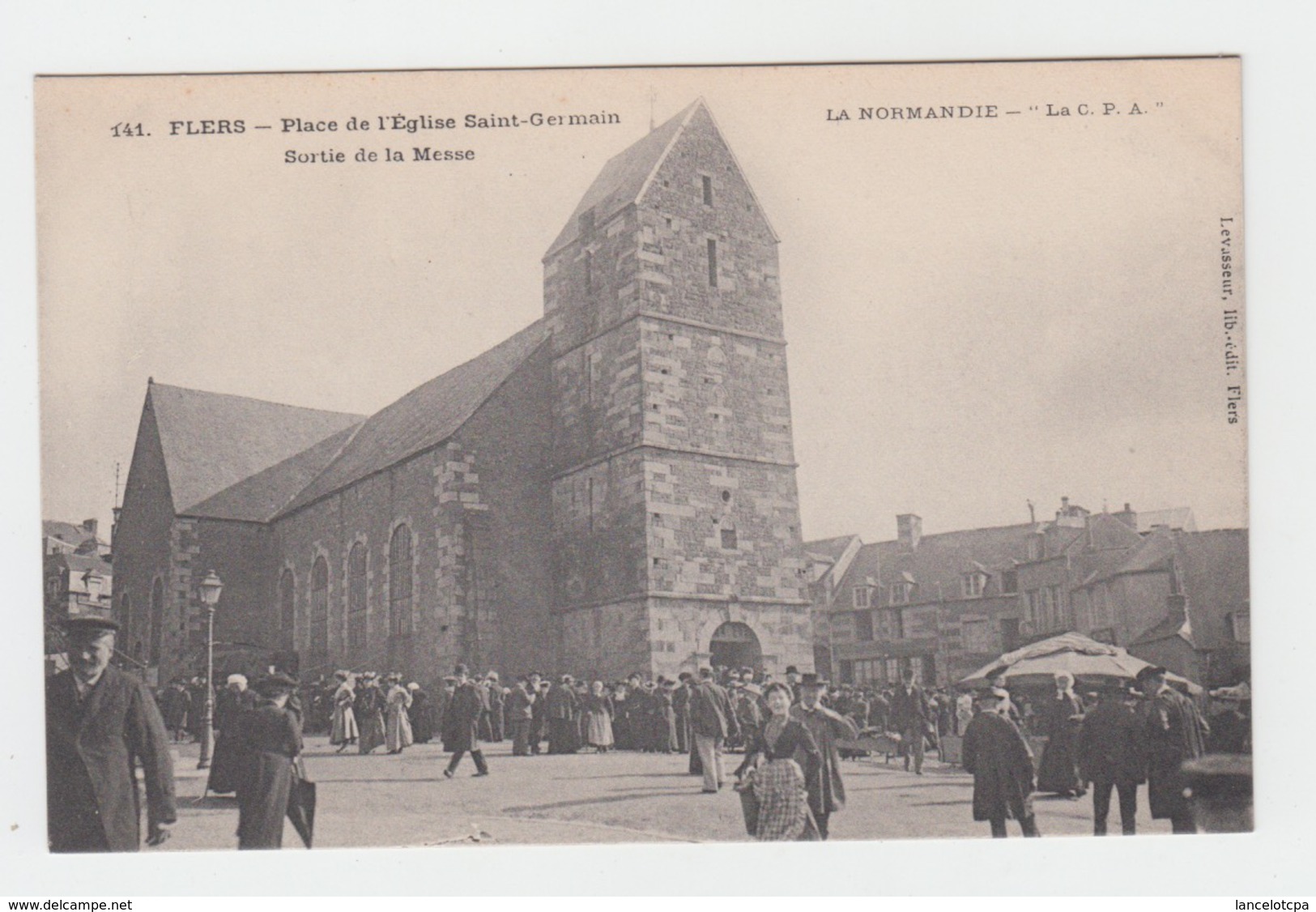 61 - FLERS / PLACE DE L'EGLISE SAINT GERMAIN - SORTIE DE MESSE - Flers