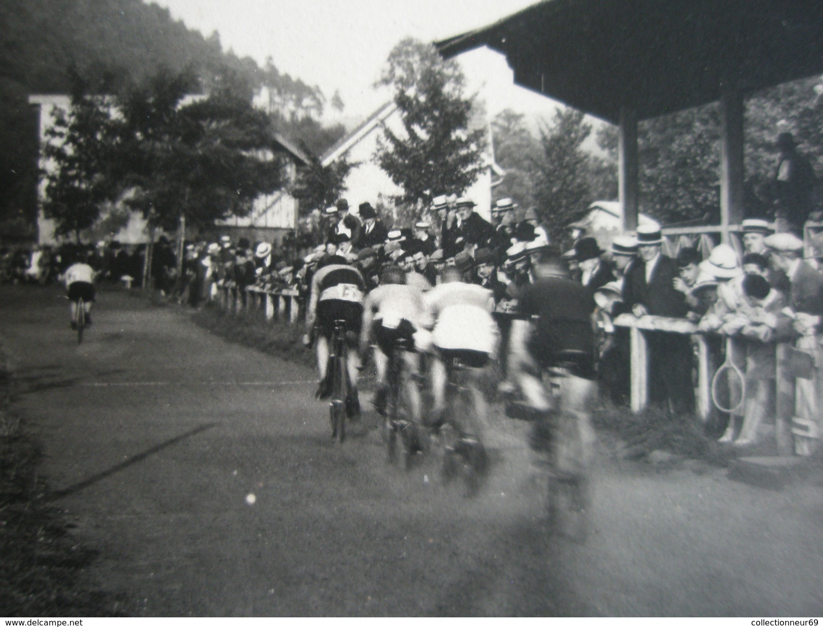 CARTE POSTALE / PHOTO COURSE CYCLISME DE 1928 A SAINT DIE VOSGES / PELOTON DE CYCLISTES - Saint Die