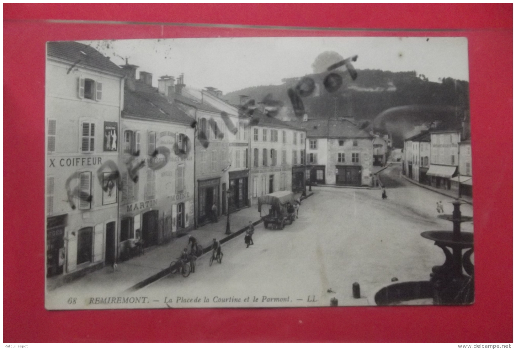 Cp Remiremont La Place De La Courtine Et Le Parmont Animé N 68 - Remiremont