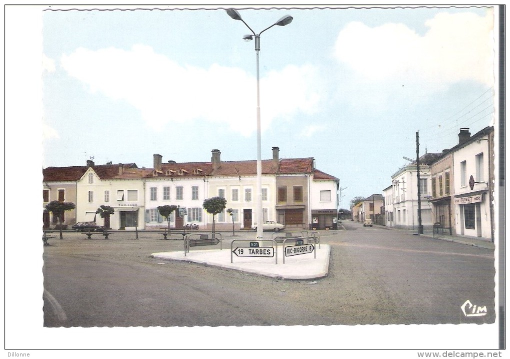 D65  RABASTENS De BIGORRE   Place Centrale - Rabastens De Bigorre