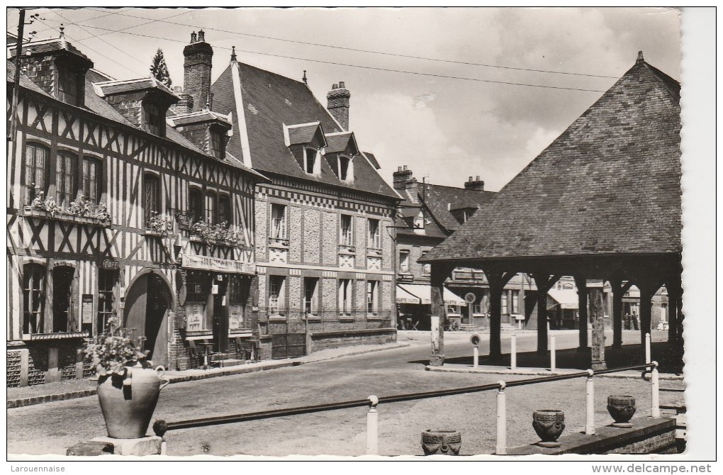 76 - CLERES - Place Des Halles Maisons Normandes - Clères