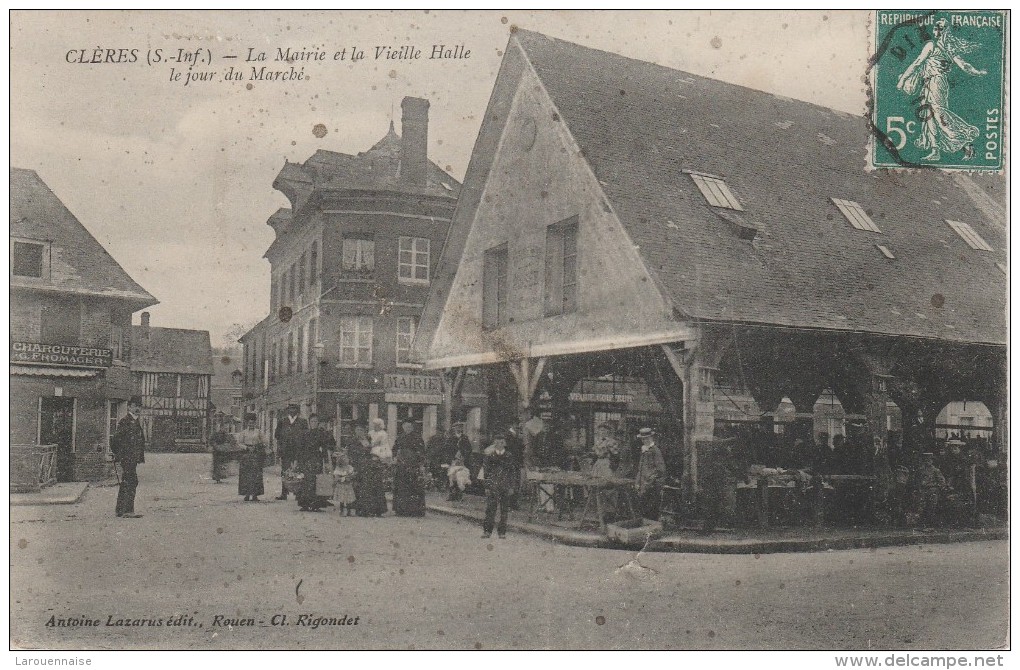 76 - CLERES - La Mairie Et La Vieille Halle Le Jour Du Marché - Clères