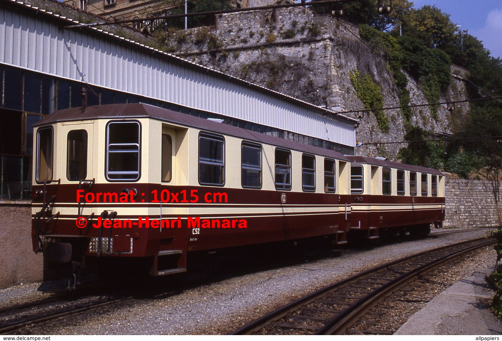 Reproduction Photographie D´un Train à Voie étroite Ferrovia Genova Casella à Gènes En Italie En 1984 - Altri & Non Classificati