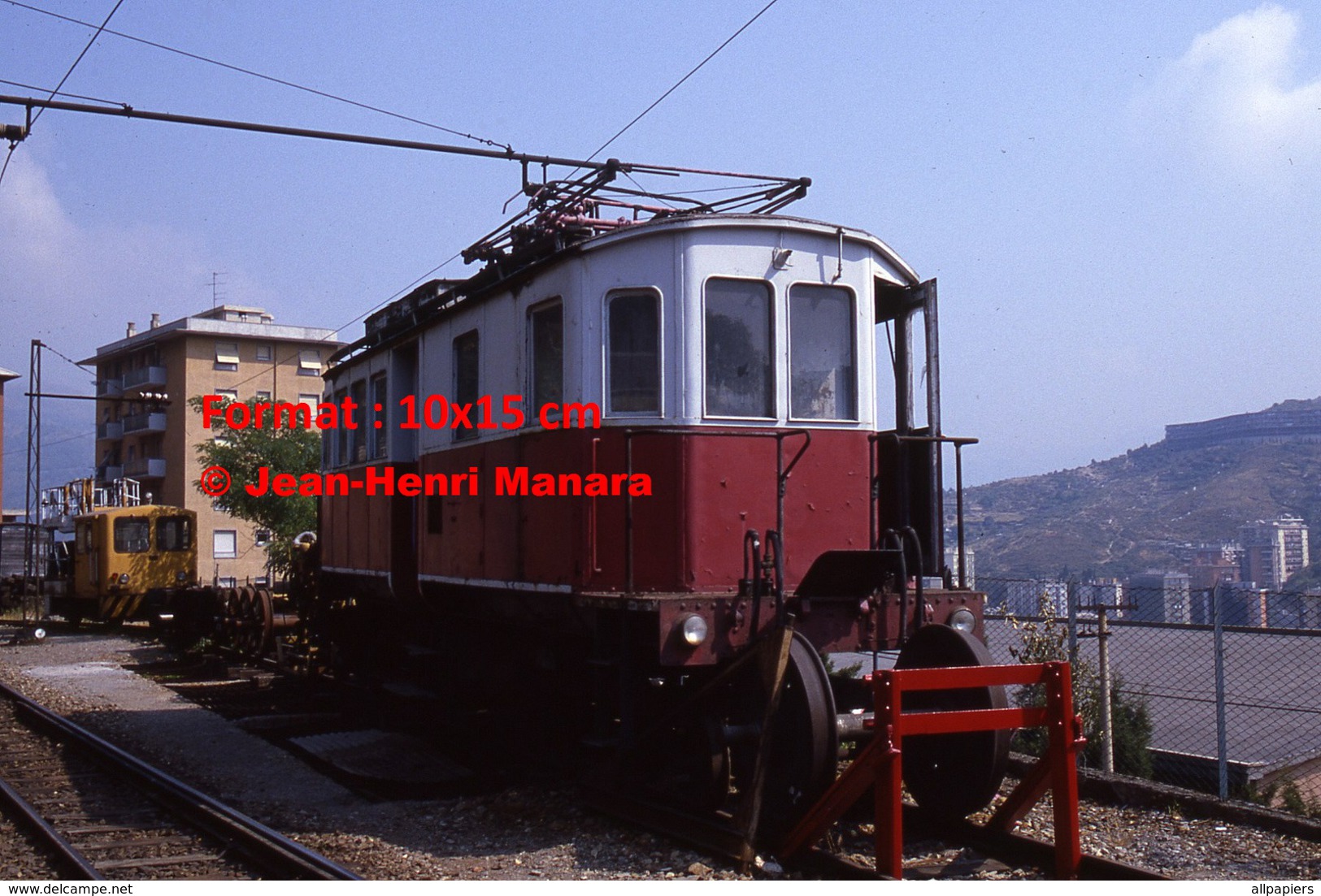 Reproduction Photographie D´un Ancien Train à Voie étroite Ferrovia Genova Casella à Gènes En Italie En 1984 - Otros & Sin Clasificación