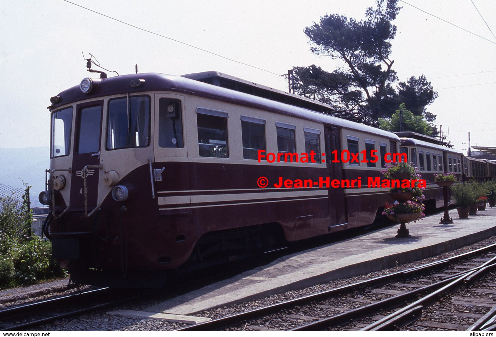 Reproduction Photographie D´un Train à Voie étroite Ferrovia Genova Casella à Quai à Gènes En Italie En 1984 - Altri & Non Classificati