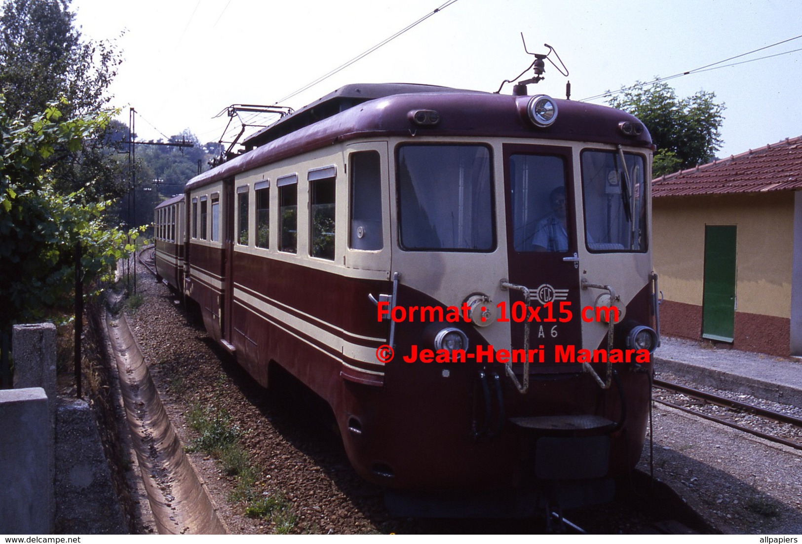 Reproduction Photographie D´un Train à Voie étroite Ferrovia Genova Casella Circulant à Gènes En Italie En 1984 - Altri & Non Classificati