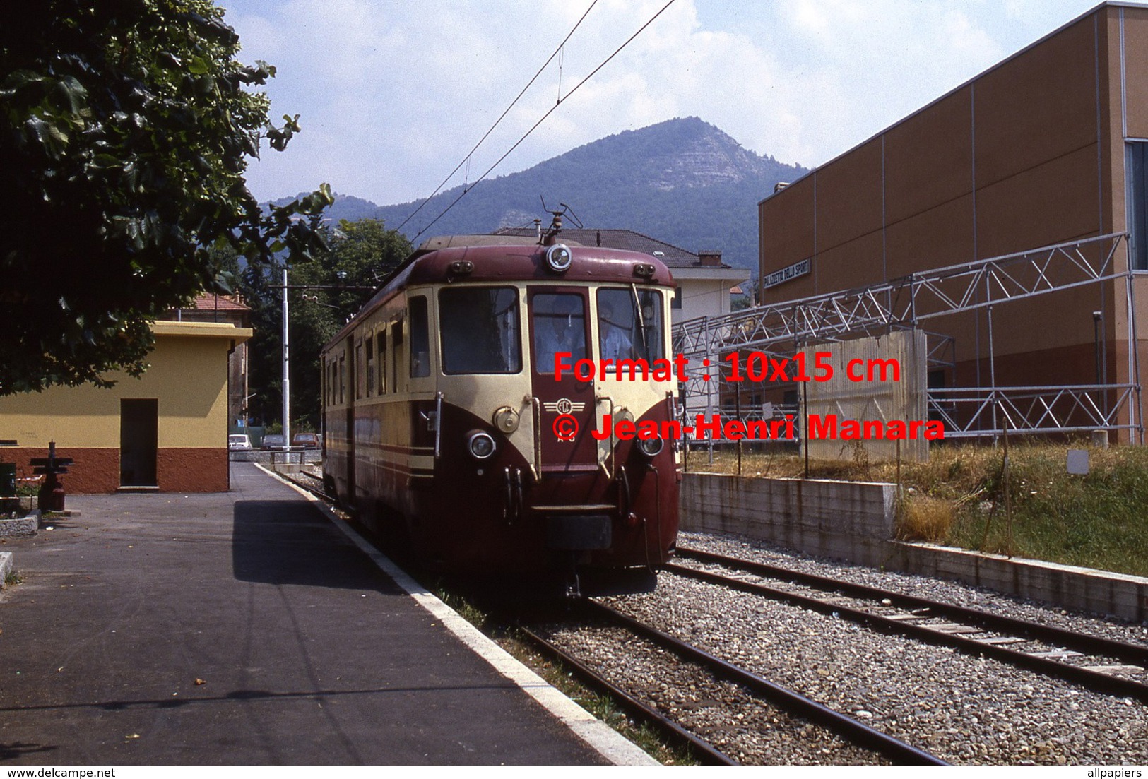 Reproduction Photographie D´un Train N°A6 à Voie étroite Ferrovia Genova Casella à Gènes En Italie En 1984 - Altri & Non Classificati