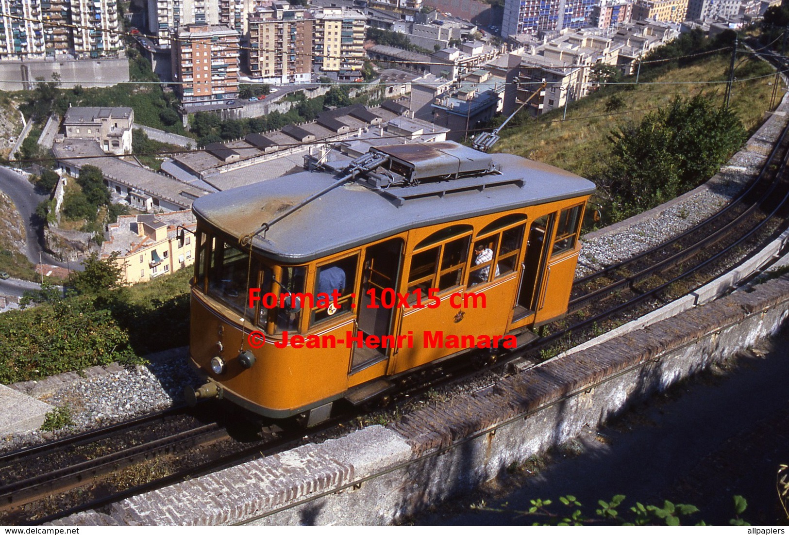 Reproduction Photographie D´un Tramway Ferrovia Genova Casella Avec Passagers Dans Les Hauteurs De Genova En Italie - Altri & Non Classificati
