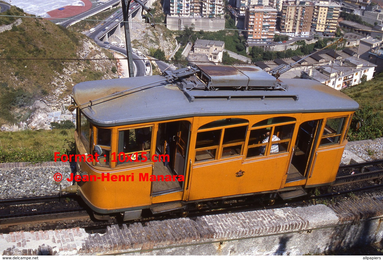 Reproduction Photographie D´un Tramway Ferrovia Genova Casella Circulant Dans Les Hauteurs De Genova En Italie En 1984 - Altri & Non Classificati