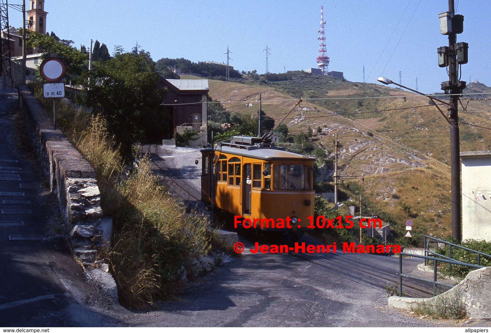 Reproduction Photographie D´un Tramway Ferrovia Genova Casella Descendant Les Rue Dans Gènes En Italie En 1984 - Altri & Non Classificati