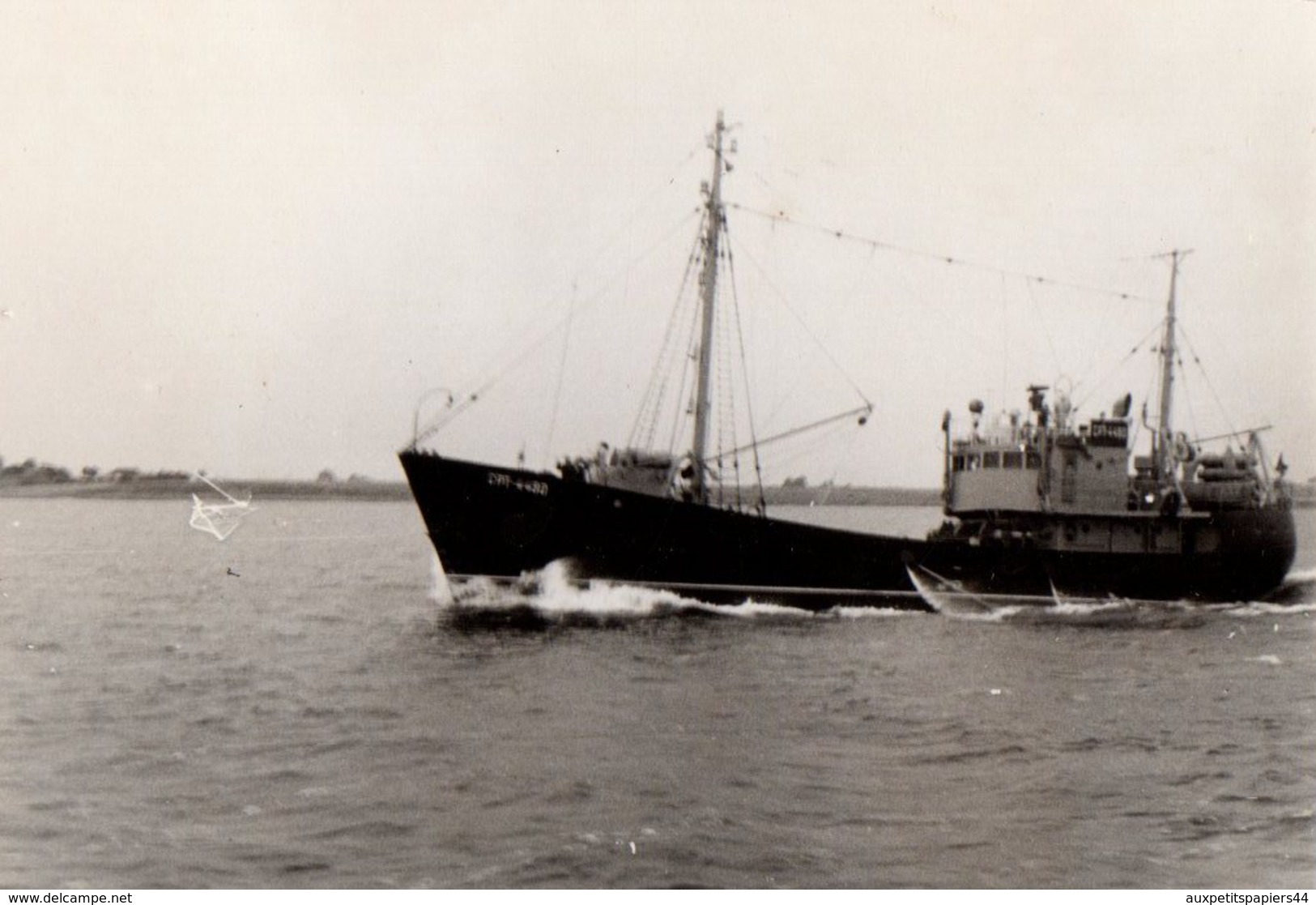 Photo Originale Bateau De Pêche - Navire De Pêche - Petit Chalutier Vers 1960/70 - Bateaux