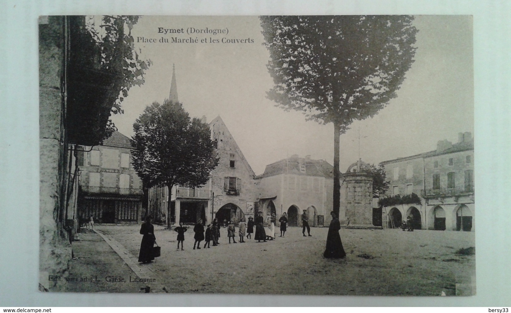 CPA - Eymet (Dordogne) Place Du Marché Et Les Couverts (animée: Nombreux Personnages) - Autres & Non Classés