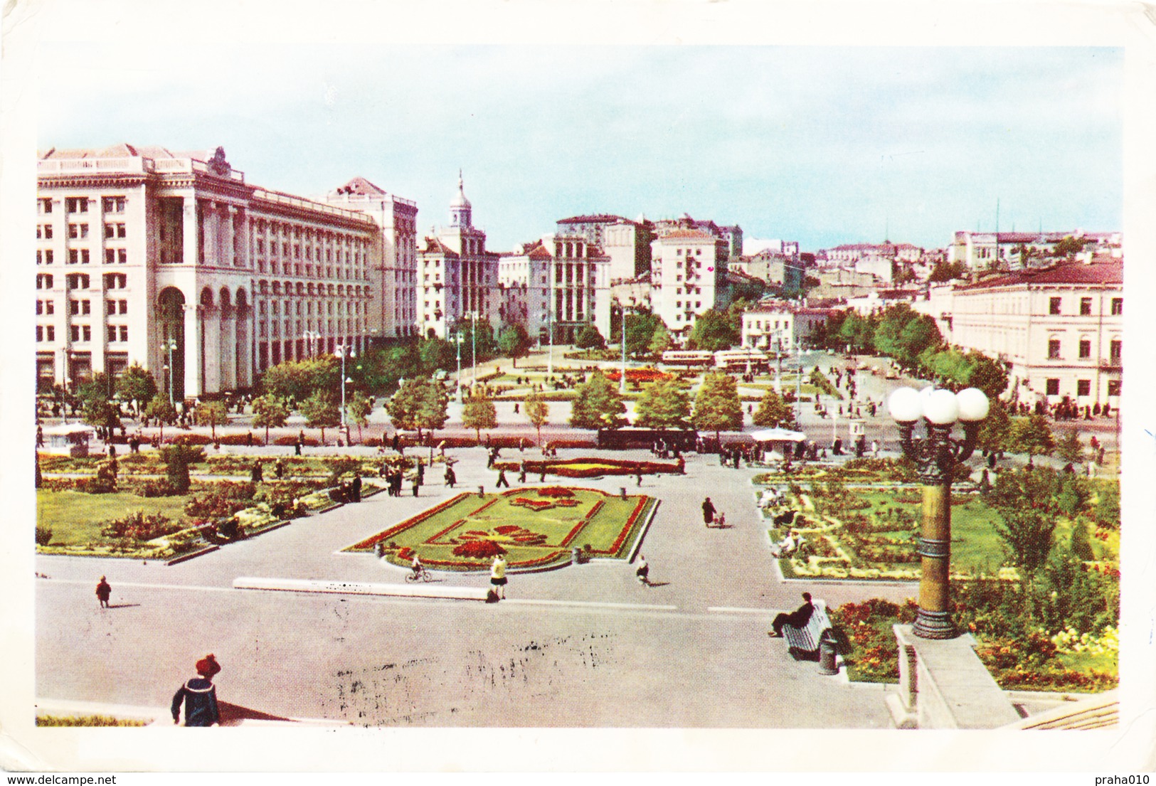 L1527 - USSR (1961) Lazarevskoye (postcard: Kiev - Kalinin Square) Tariff: 4 K (stamp: Shifted Vertical Perforation!) - Errors & Oddities