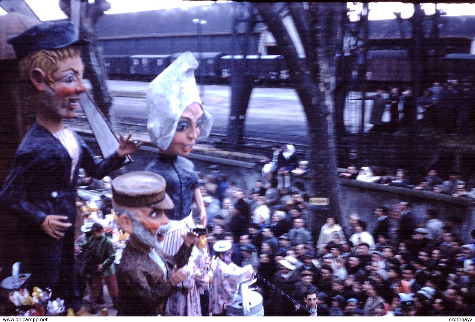 Photo Diapo Diapositive Slide Carnaval Chalon Sur Saône 1961 Char Wagons Couverts Gare VOIR ZOOM - Diapositives