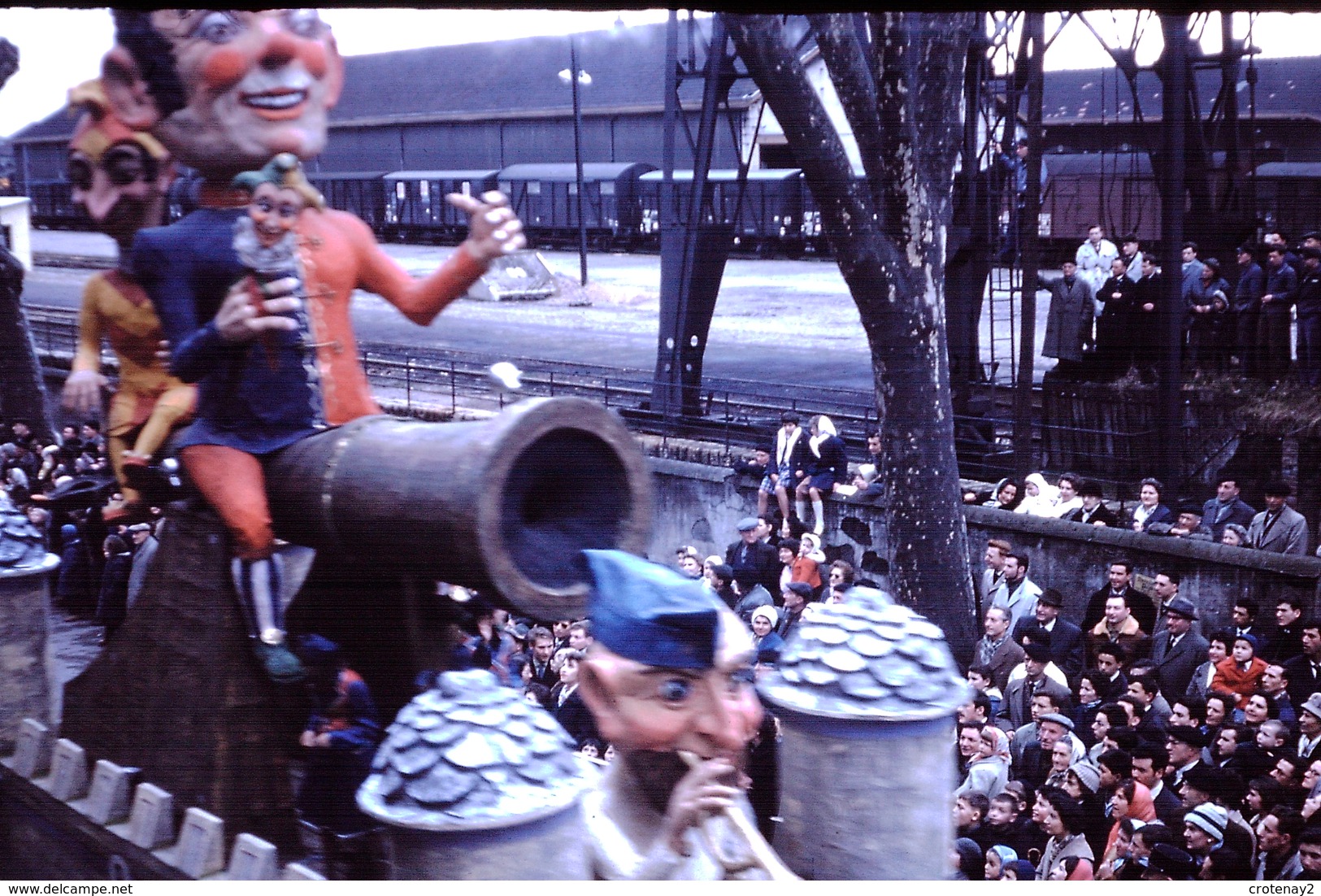 Photo Diapo Diapositive Slide Carnaval Chalon Sur Saône 1961 Char Canon Wagons Couverts Gare VOIR ZOOM - Diapositives