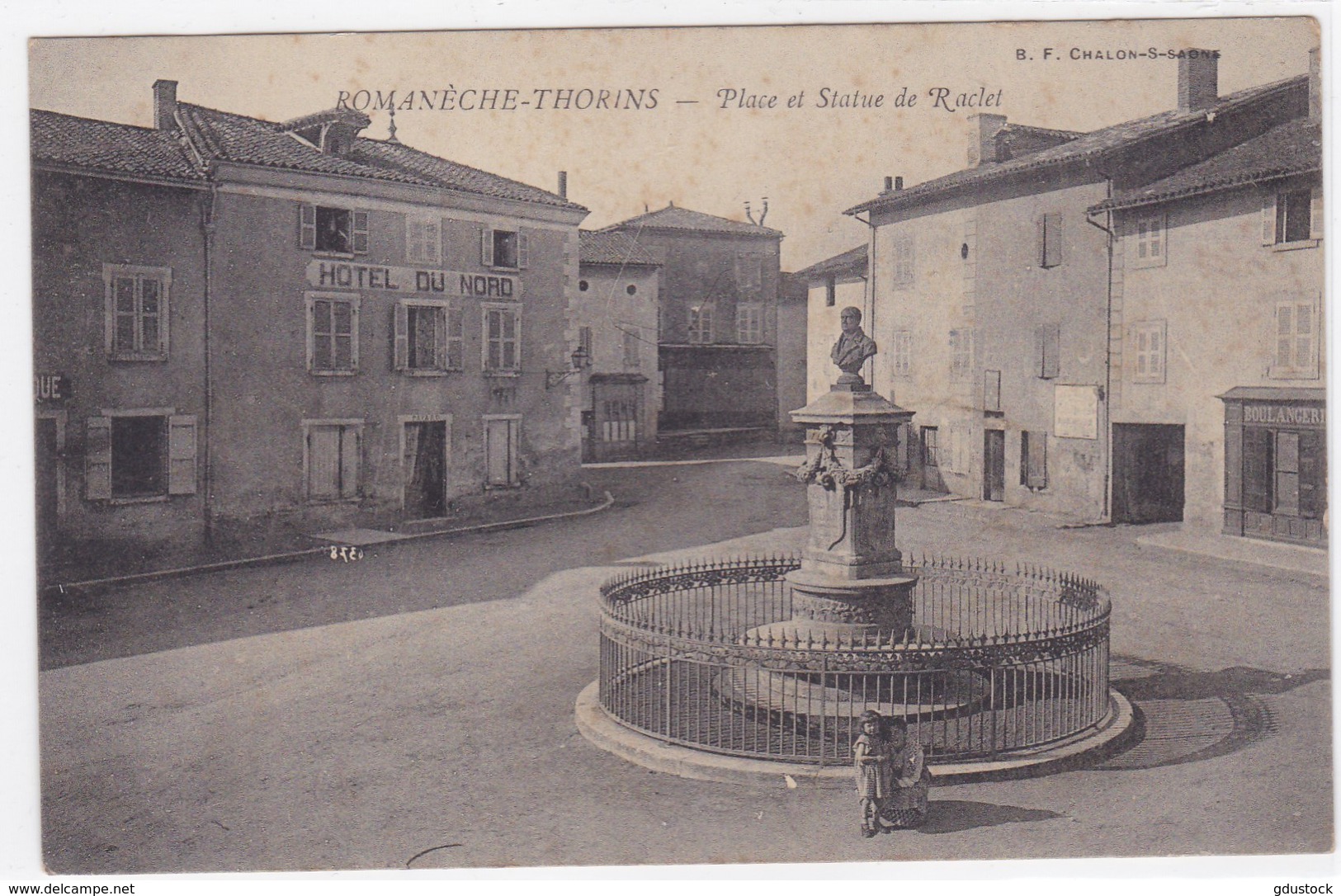 Saône-et-Loire - Romanèche-Thorins - Place Et Statue De Raclet - Autres & Non Classés