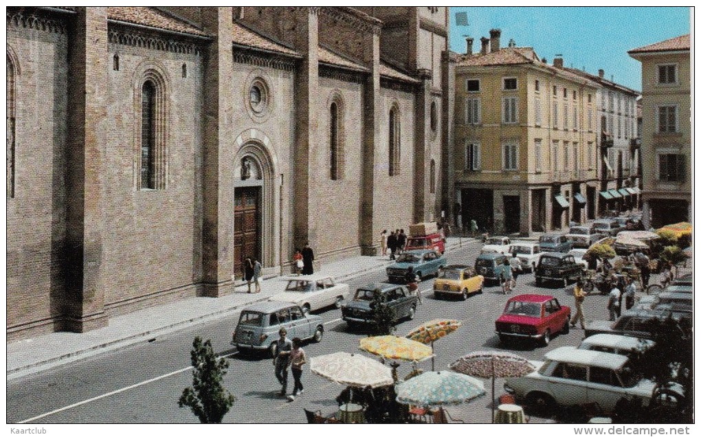 Crema: 2x RENAULT 4, ALFA ROMEO GIULIA, FIAT 1100-103, 128, 131, INNOCENTI MINI - Piazza Duomo - (Italia) - Toerisme