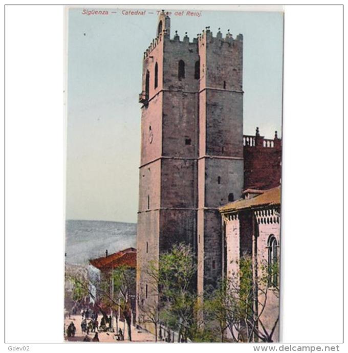 GDLJRTP6775-LFTD3505.Tarjeta Postal DE GUADALAJARA.Casas,arboles Y TOTTE DEL RELOJ En La CATEDRAL De SIGÜENZA. - Guadalajara