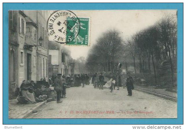 CPA G.P. 46 - Marchands Ambulants Marché Rue Du Rempart ROCHEFORT-SUR-MER 17 - Rochefort