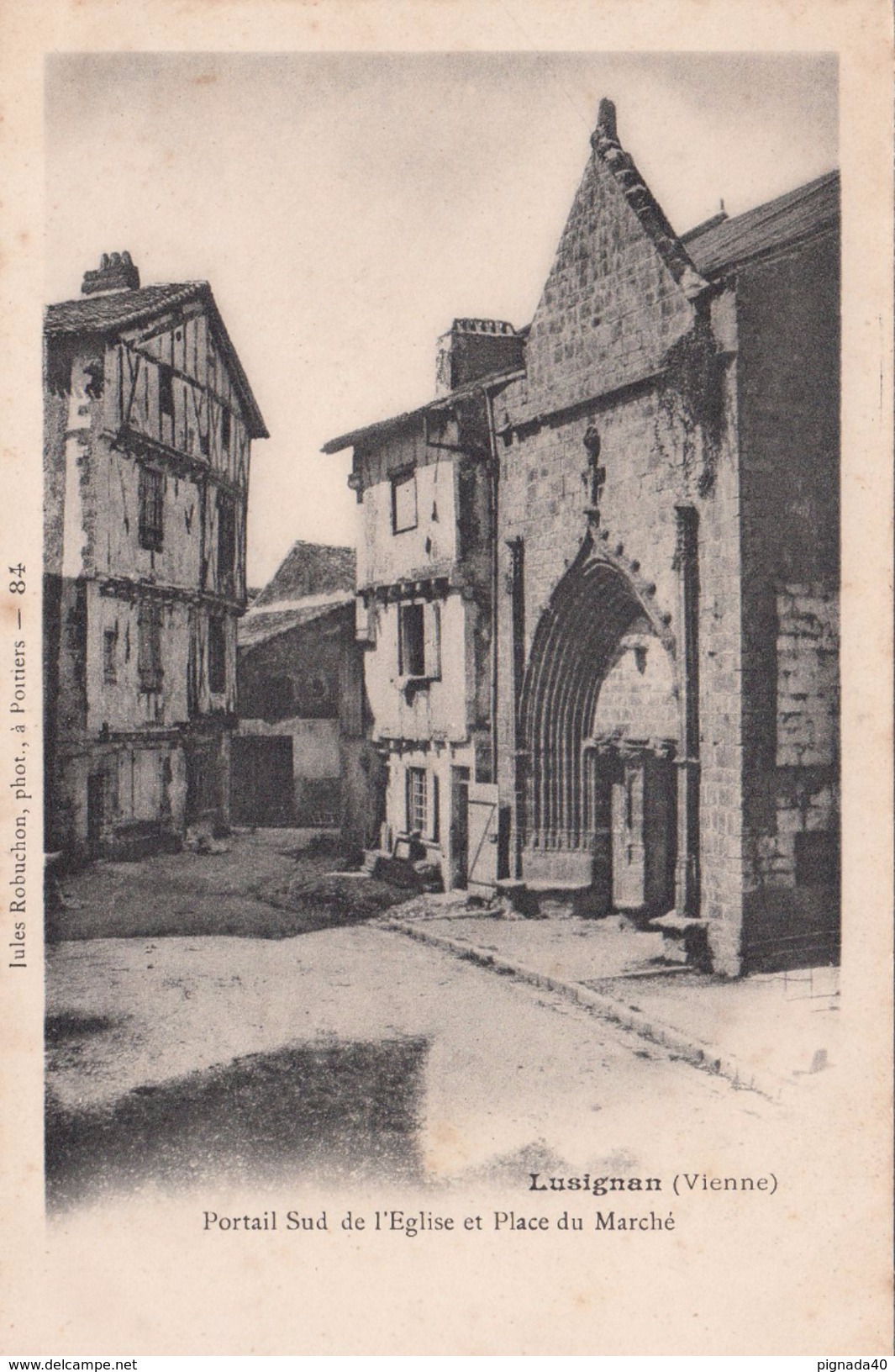 G , Cp , 86 , LUSIGNAN , Portail Sud De L'Église Et Place Du Marché - Lusignan