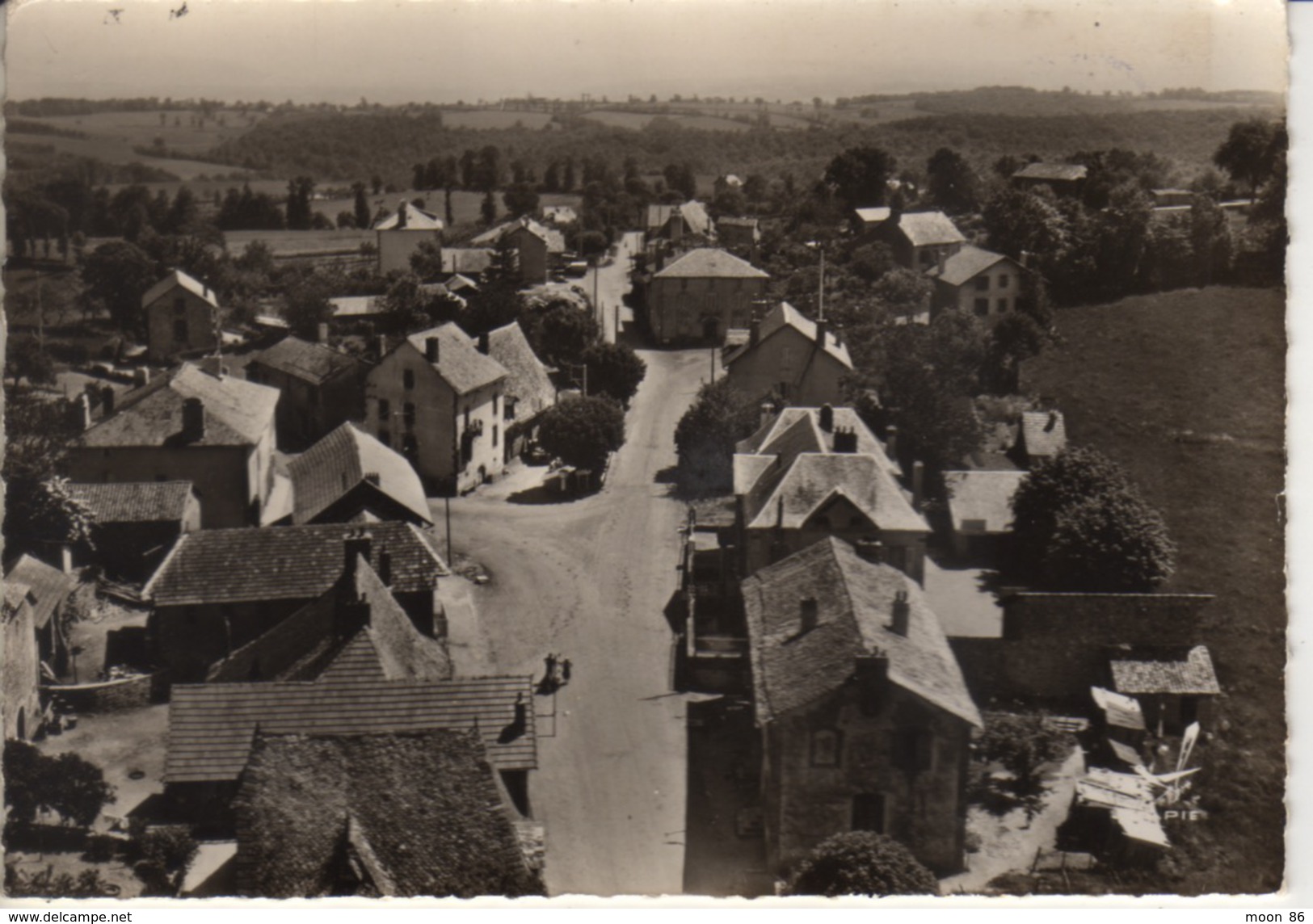 15 - LE CANTAL - VUE AERIENNE DE SAINT MAMET - LE CARREFOUR D AURILLAC - Saint-Mamet-la-Salvetat