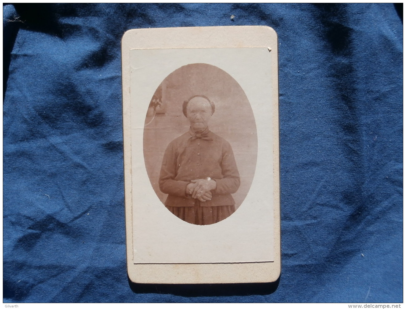 Photo CDV Sans Mention Photographe  Femme âgée Portant Une Coiffe Et Les Mains Jointes - Circa 1890 - L284 - Anciennes (Av. 1900)