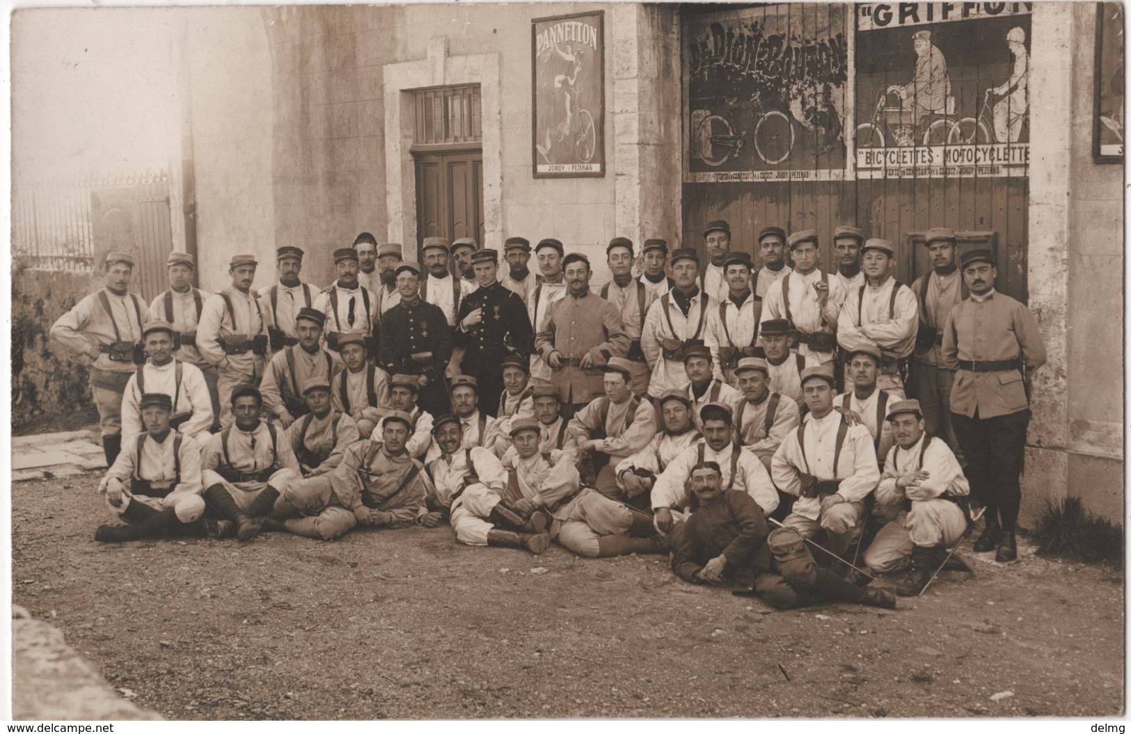 Carte Photo Militaria Groupe De Soldats 34 PEZENAS Affiches Jordi De Dion Bouton Griffon Pannetton Bicyclette Moto - Pezenas