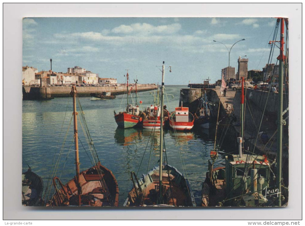 LES SABLES D' OLONNE - L'entrée Du Port  - Gros Plan Sur Les Bateaux De Pêche - Sables D'Olonne