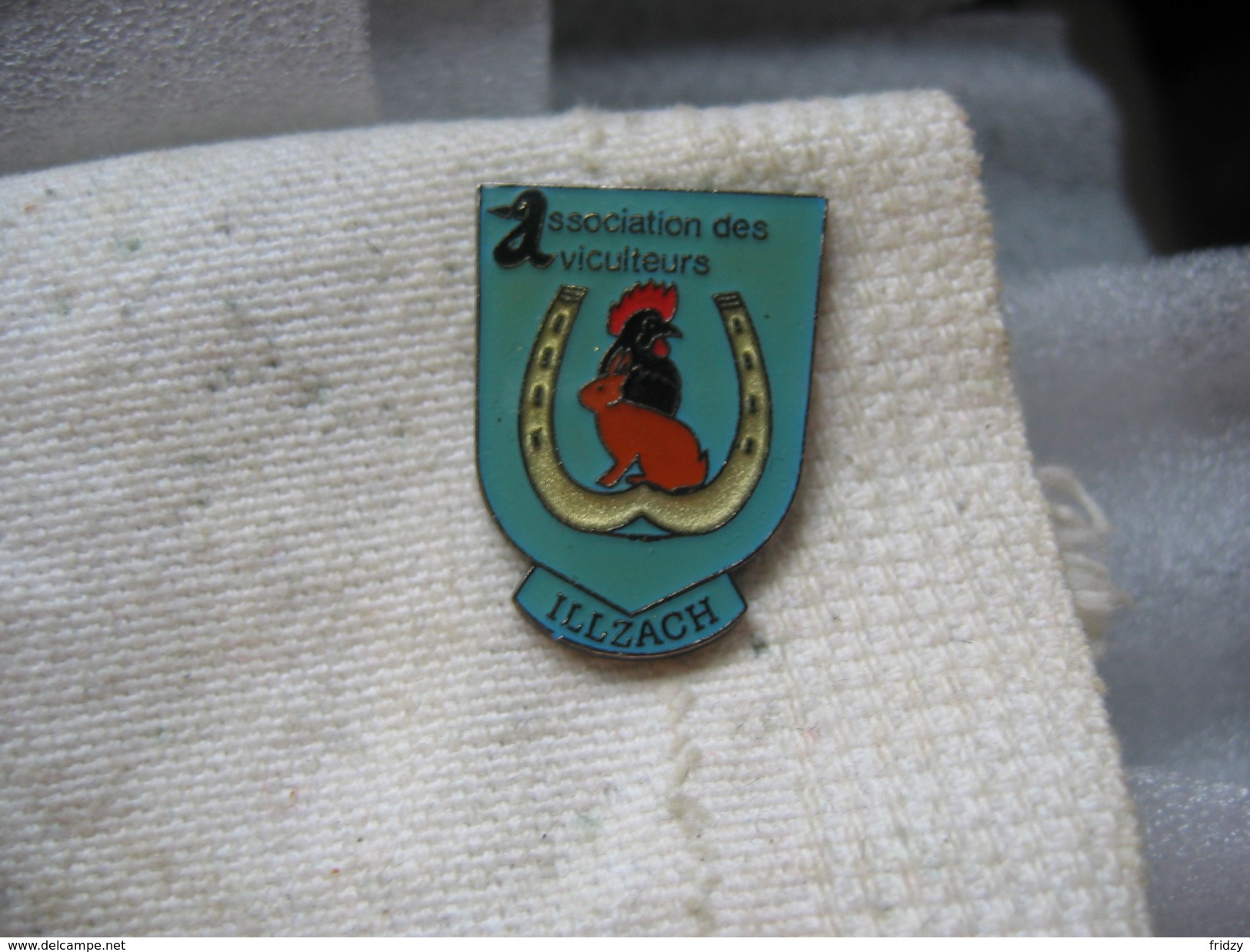 Pin's De L'Association Des Aviculteurs De La Ville D'ILLZACH (Dept 68). Coq, Lapin - Animaux