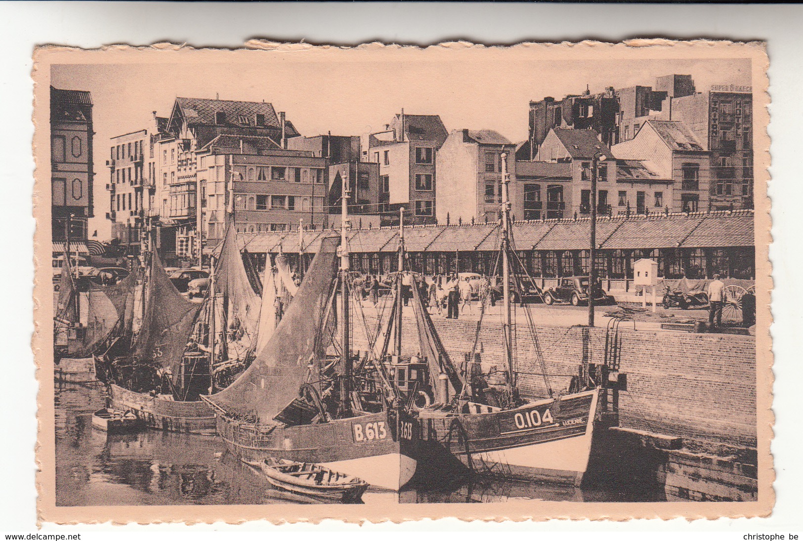 Blankenberghe, Blankenberge, De Haven, Vissersboten O.104 En B.613 , Citroën Traction AVant Op De Kaai (pk31347) - Blankenberge