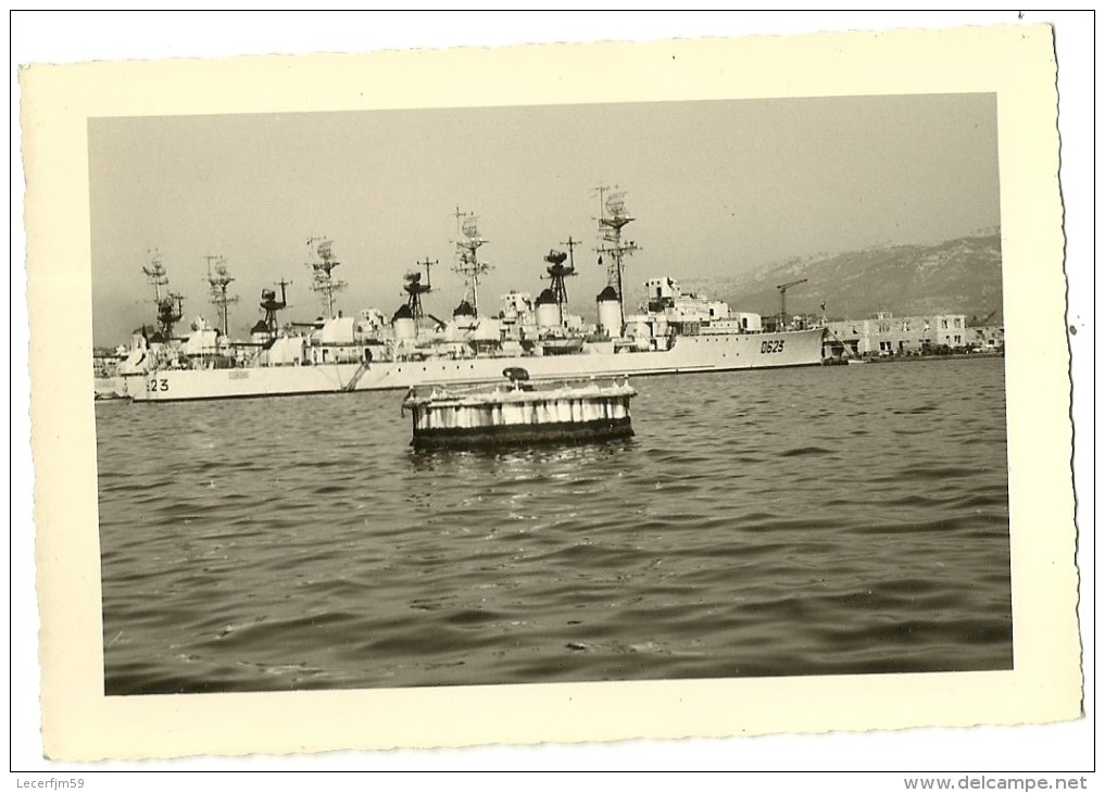 TOULON TRES BELLE PHOTO ORIGINALE D UN  BATEAUX NAVIRE DE GUERRE FRANCAIS  A QUAI  EN 1959 - Boats