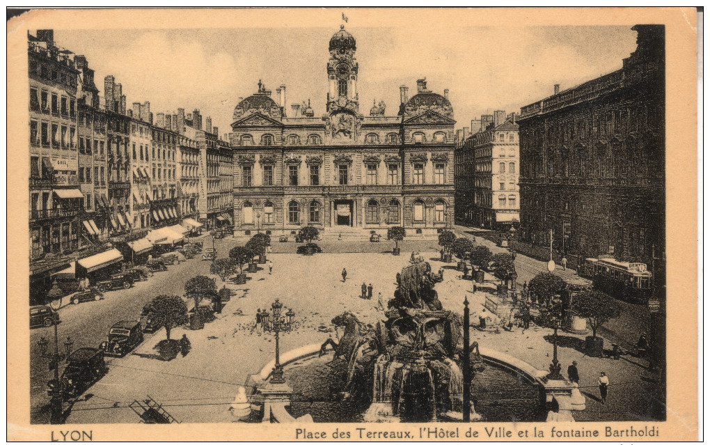 69LYO06A1 CPA 69 - LYON PLACE DES TERREAUX  HOTEL DE VILLE ET LA FONTAINE BARTHOLDI  1941 - Autres & Non Classés