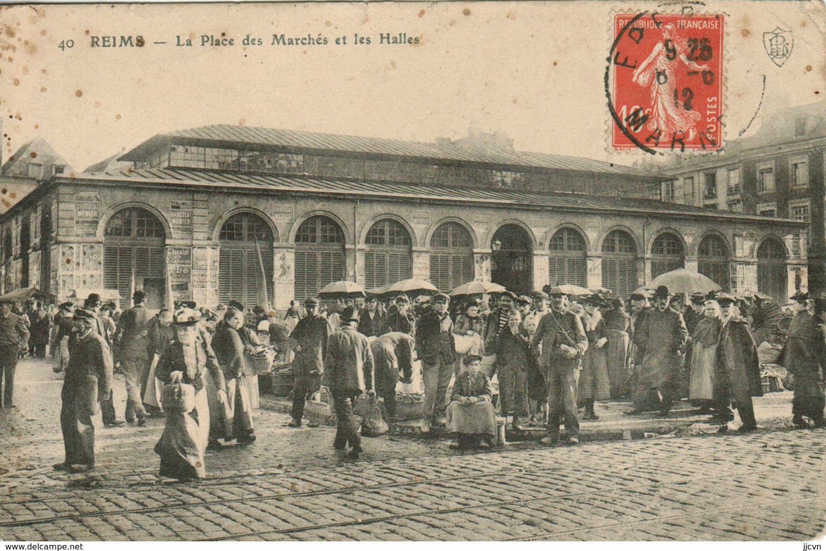 Reims - La Place Des Marchés Et Les Halles (très Animée) - Reims