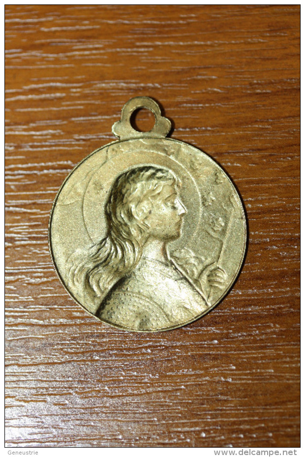 Pendentif Médaille Religieuse WW1 "Jeanne D´Arc" Tôle De Laiton Emboutie (Porte Bonheur De Poilu WWI) - 1914-18