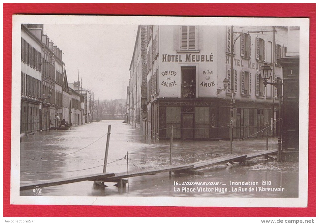 Courbevoie  --  Innondation 1910  --  La Place Victor Hugo - Courbevoie