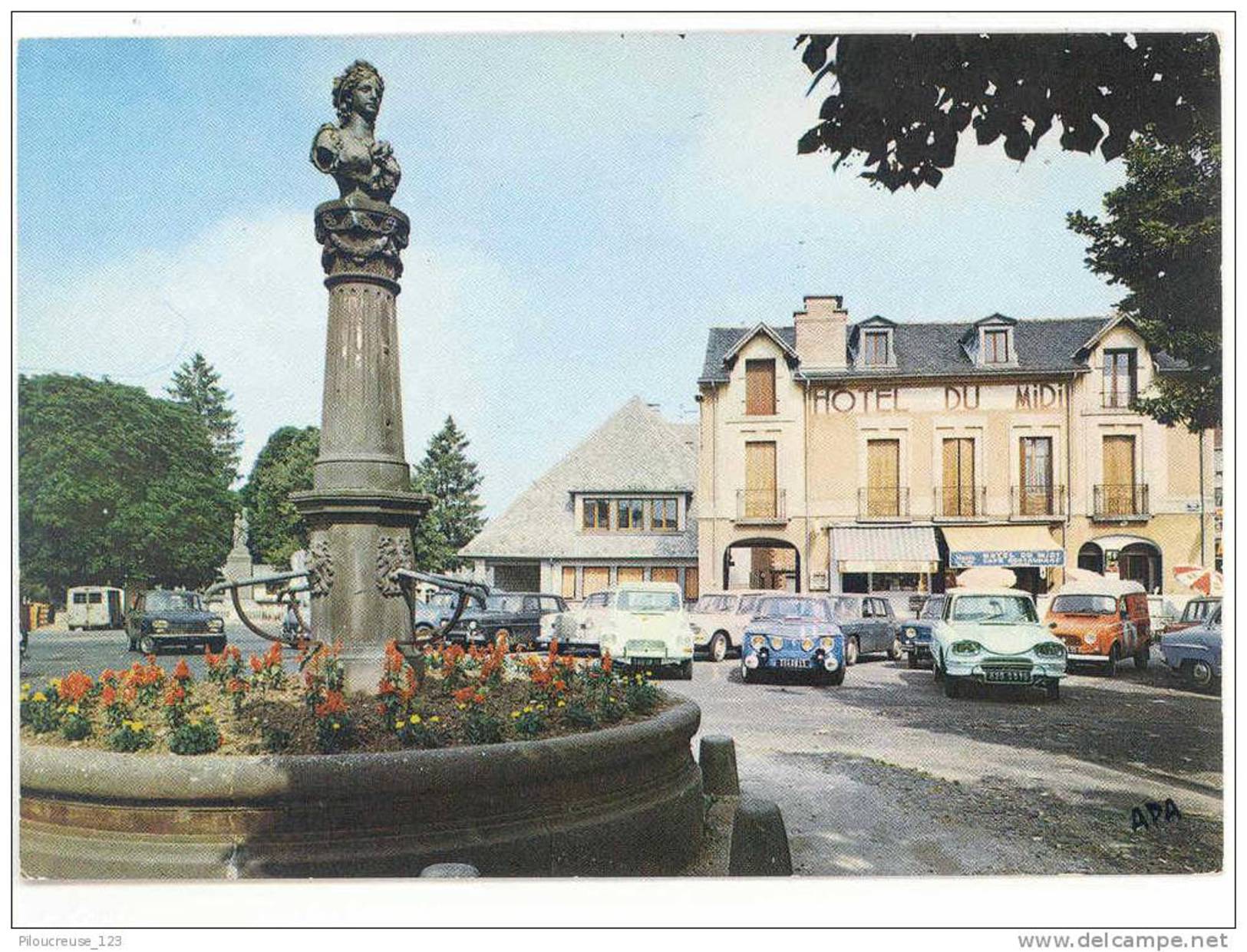 15 - ARPAJON Sur  CERE -  "" Place De La République - La Fontaine - Hôtel Du Midi -  "" - Arpajon Sur Cere