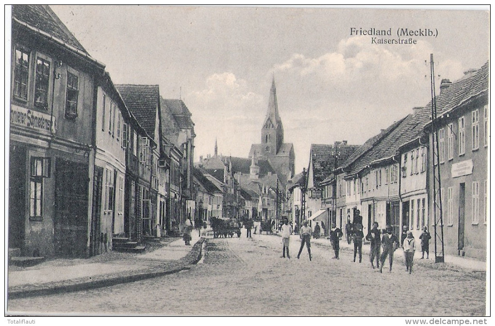 FRIEDLAND Mecklenburg Kaiserstraße Belebt Drogerie Links Rudolf Hacker Rechts 7.4.1917 Gelaufen - Neubrandenburg