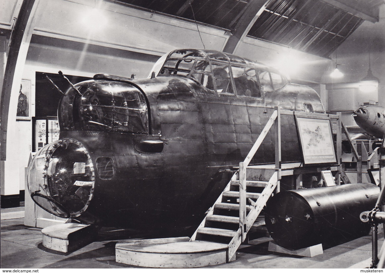 United Kingdom PPC Imperial War Museum Fuselage Of Lancaster Bomber No. MH.726 Echte Real Photo Véritable (2 Scans) - Musées