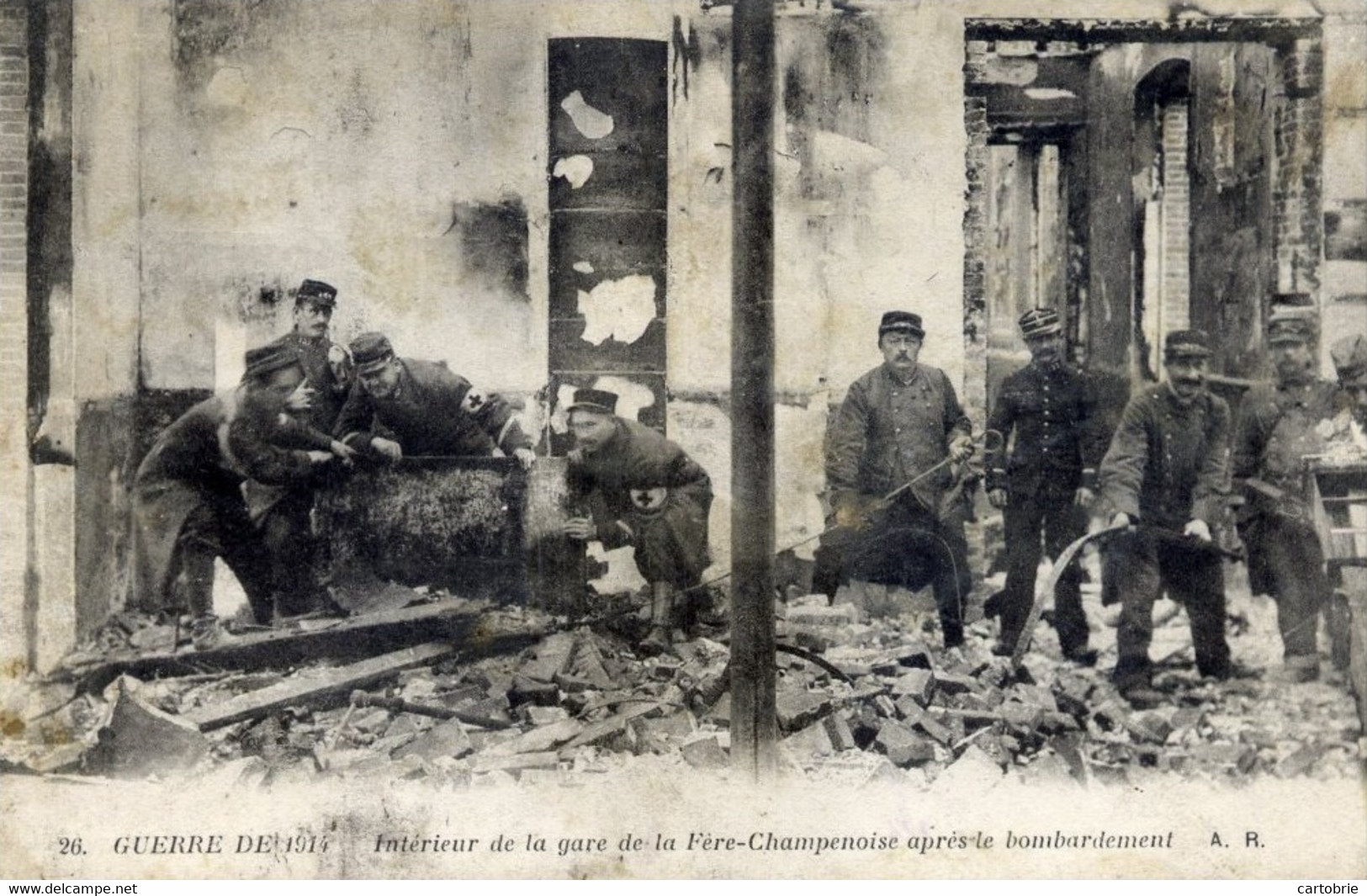 Dépt 51 - FÈRE-CHAMPENOISE - Guerre De 1914 - Intérieur De La Gare Après Le Bombardement - Très Animée, Militaires - Fère-Champenoise